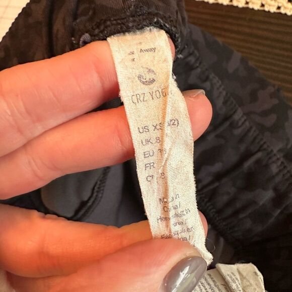 CRZ YOGA Black Camouflage Drawstring Waist 2.5 Active Shorts - Picture 8 of 8